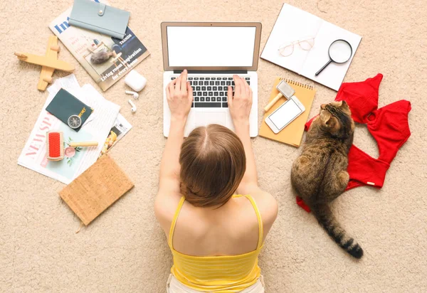 Woman Scottish Fold Cat Travelling Accessories Using Laptop Beige Carpet — Stock Photo, Image