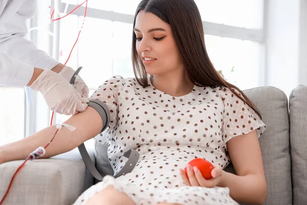 Doctora Tomando Sangre Donante Joven Clínica —  Fotos de Stock