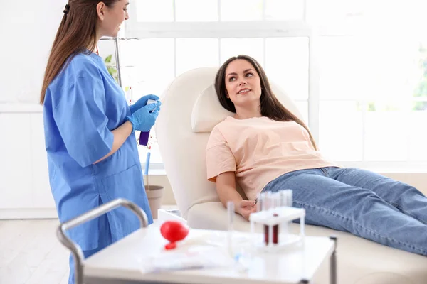 Female Nurse Belt Blood Transfusion Young Donor Clinic — Stock Photo, Image