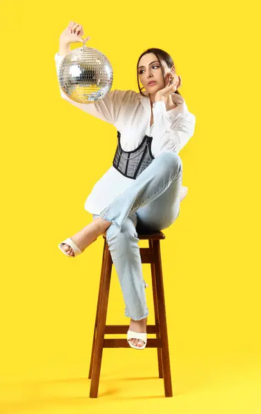 Elegante Hermosa Mujer Con Bola Disco Sentado Silla Posando Sobre —  Fotos de Stock