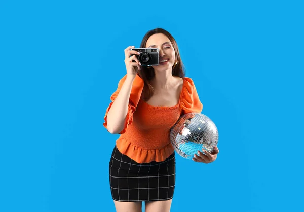 Glimlachende Modieuze Mooie Vrouw Met Discobal Fotocamera Blauwe Achtergrond — Stockfoto