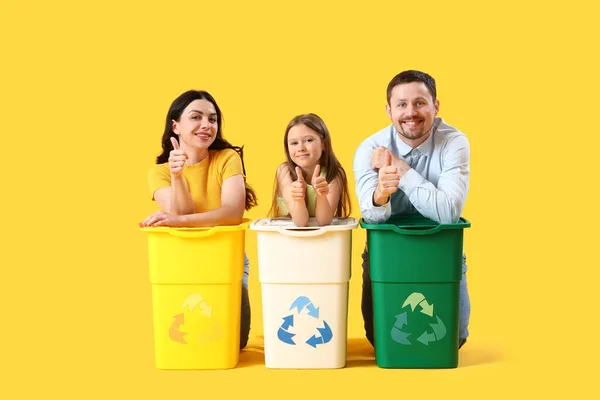 Familia Con Papeleras Reciclaje Sobre Fondo Amarillo —  Fotos de Stock