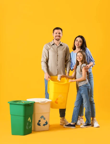 Little Girl Her Parents Throwing Paper Cup Recycle Bin Yellow — Stock Photo, Image