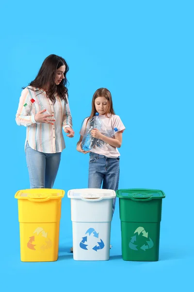Niña Con Madre Tirando Botellas Plástico Papelera Reciclaje Sobre Fondo —  Fotos de Stock