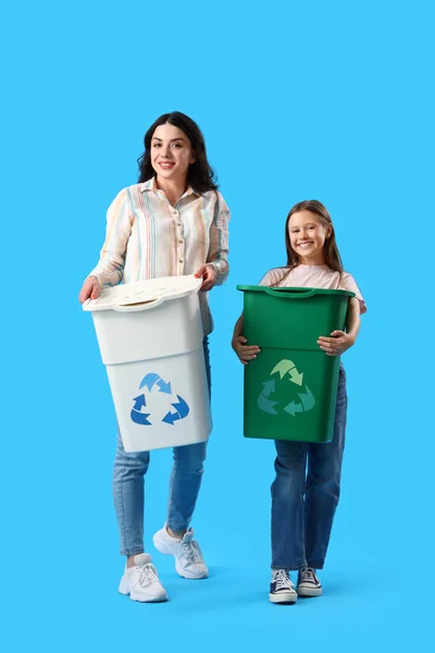 Klein Meisje Met Haar Moeder Recycle Bakken Blauwe Achtergrond — Stockfoto