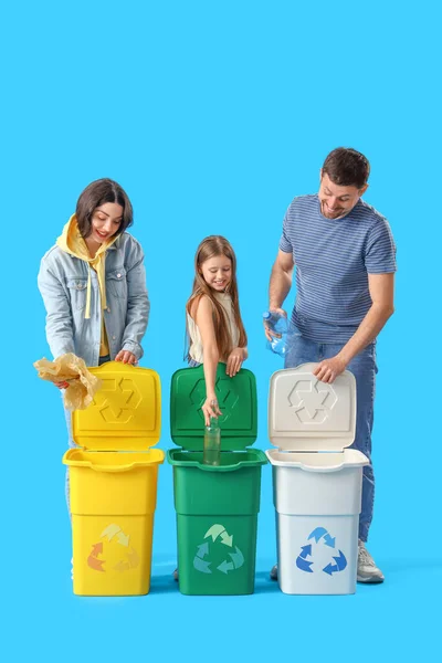 Familie Sorteren Afval Prullenbak Blauwe Achtergrond — Stockfoto