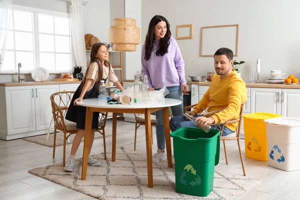 Family Sorting Garbage Recycle Bin Kitchen — Stock Photo, Image