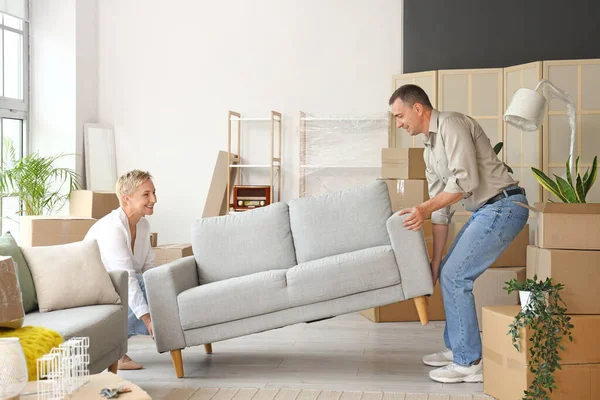 Mature Couple Carrying Sofa Room Moving Day — Stock Photo, Image