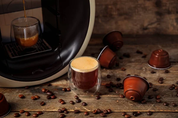 Glas Heerlijke Espresso Capsule Koffiezetapparaat Peulen Bonen Houten Tafel — Stockfoto