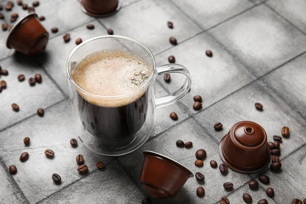 Tasse Leckeren Espresso Schoten Und Bohnen Auf Grauem Grunge Tisch — Stockfoto