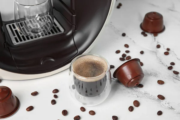 Glas Heerlijke Espresso Capsule Koffiezetapparaat Peulen Bonen Witte Tafel — Stockfoto