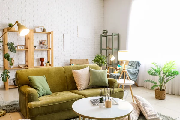 Interieur Des Wohnzimmers Mit Glühenden Lampen Sofa Und Zimmerpflanzen — Stockfoto