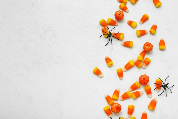 Chutné Halloween Cukroví Kukuřice Pavouci Světlém Pozadí — Stock fotografie