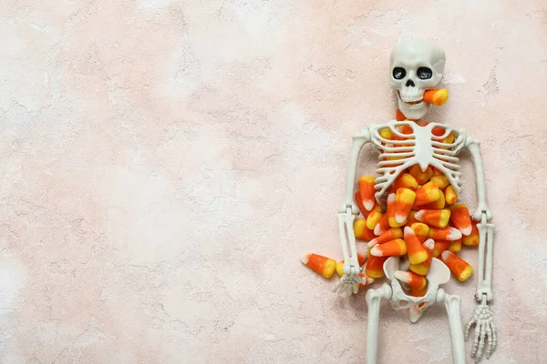 Smaklig Halloween Godis Korn Och Skelett Beige Bakgrund — Stockfoto