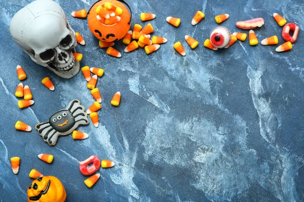 Composición Con Sabrosos Callos Caramelo Halloween Cráneo Galleta Sobre Fondo — Foto de Stock