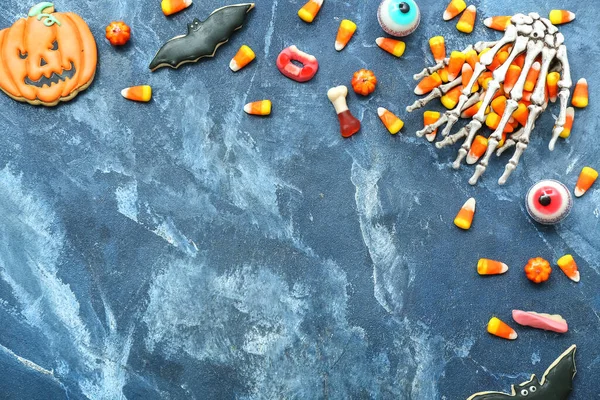 Chutné Halloween Cukroví Kukuřice Kostry Ruce Sušenky Modrém Pozadí — Stock fotografie