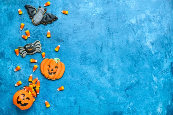 Košík Chutnými Halloween Cukroví Kukuřice Sušenky Modrém Pozadí — Stock fotografie