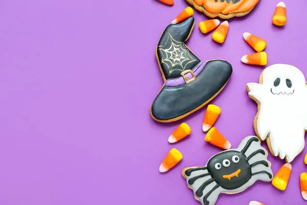 Saboroso Halloween Doces Calos Biscoitos Fundo Roxo — Fotografia de Stock