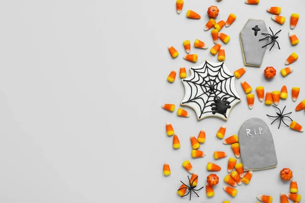 おいしいハロウィーンのキャンディーコーン クッキーと明るい背景の蜘蛛 — ストック写真
