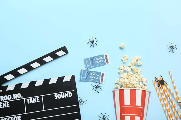 Kompozycja Smaczny Popcorn Clapperboard Bilety Kina Niebieskim Tle Święto Halloween — Zdjęcie stockowe