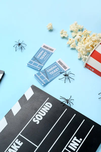 Lekkere Popcorn Klapbord Bioscoopkaartjes Blauwe Achtergrond Close Halloween Viering — Stockfoto