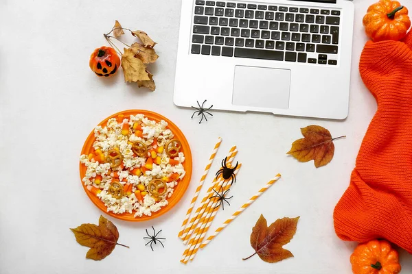 Kompozycja Smacznym Popcornem Laptopem Swetrem Białym Tle Święto Halloween — Zdjęcie stockowe