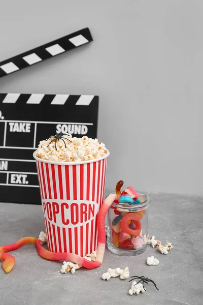 Wiadro Smacznym Popcornem Klapką Cukierkami Szarym Tle Święto Halloween — Zdjęcie stockowe