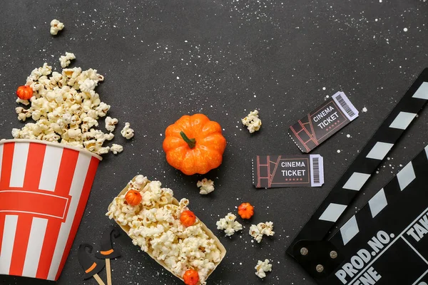 配上美味的爆米花 剪贴板和深色背景的电影票 万圣节庆祝活动 — 图库照片