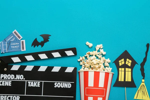 Samenstelling Met Lekkere Popcorn Clapperboard Bioscoopkaartjes Blauwe Achtergrond Halloween Viering — Stockfoto