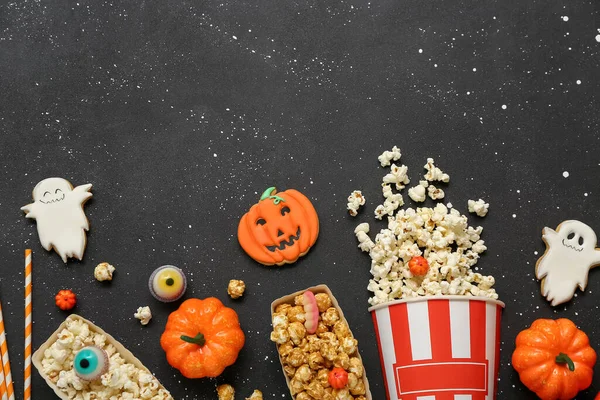 Skład Smacznym Popcornem Ciasteczkami Dyniami Ciemnym Tle Święto Halloween — Zdjęcie stockowe