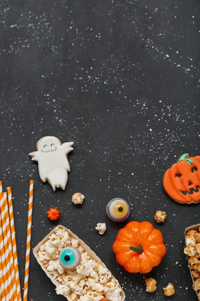 Skład Smacznym Popcornem Ciasteczkami Dynią Ciemnym Tle Święto Halloween — Zdjęcie stockowe