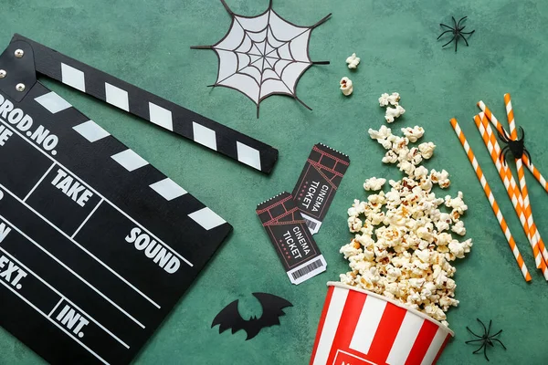 Samenstelling Met Lekkere Popcorn Clapperboard Bioscoopkaartjes Groene Achtergrond Halloween Viering — Stockfoto