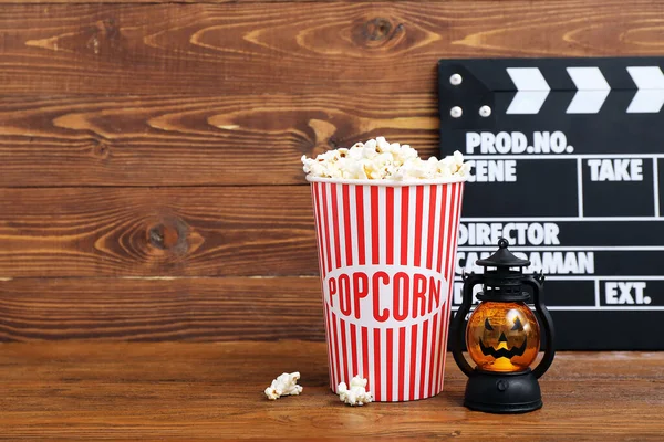 Wiadro Smacznym Popcornem Latarnią Klapką Drewnianym Tle Święto Halloween — Zdjęcie stockowe