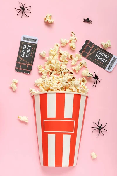 配上美味的爆米花 电影票和粉红背景的蜘蛛 万圣节庆祝活动 — 图库照片