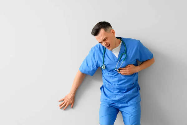 Homme Médecin Ayant Une Crise Cardiaque Sur Fond Clair — Photo