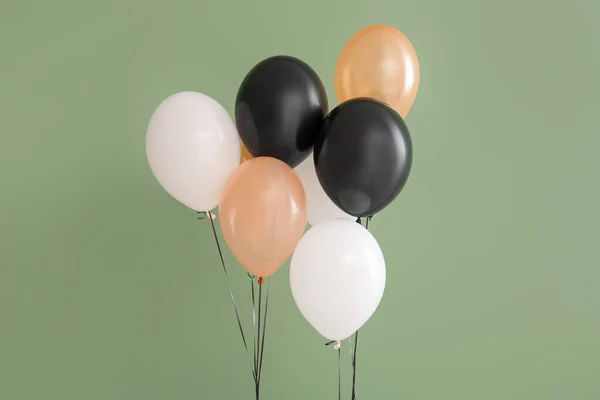 Yeşil Arka Planda Farklı Cadılar Bayramı Balonları — Stok fotoğraf