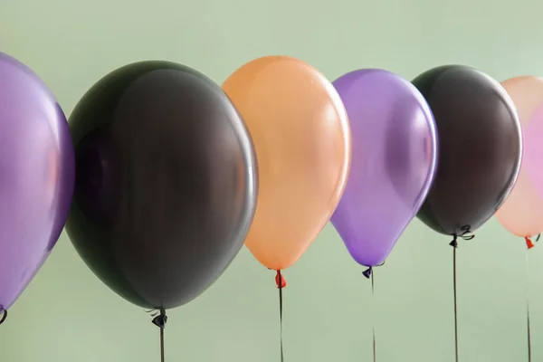 Yeşil Arka Planda Farklı Cadılar Bayramı Balonları Yakın Plan — Stok fotoğraf