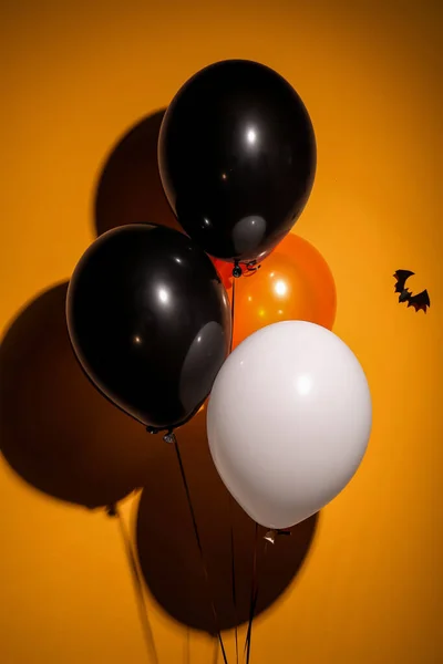 Halloween Balónky Pálka Visí Oranžové Zdi Pokoji — Stock fotografie