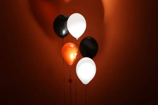 Balony Halloween Ciemnym Pomarańczowym Tle — Zdjęcie stockowe