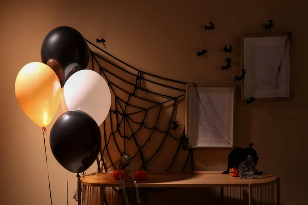 Halloween Ballonger Hyllor Och Inredning Nära Beige Vägg Mörkt Rum — Stockfoto