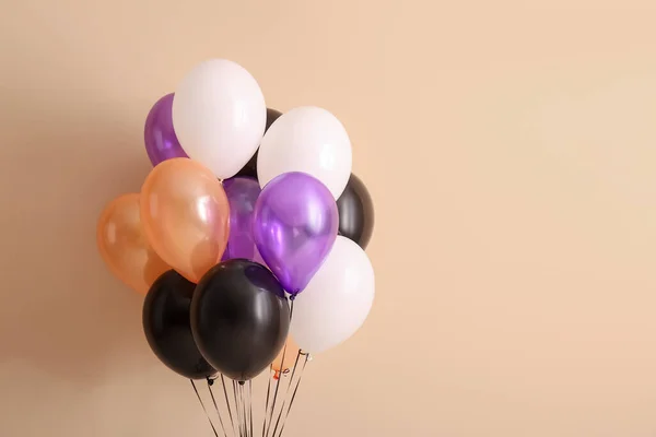 Bej Arka Planda Farklı Cadılar Bayramı Balonları — Stok fotoğraf