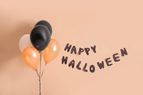 Balony Tekst Happy Halloween Wiszące Beżowej Ścianie Pokoju — Zdjęcie stockowe