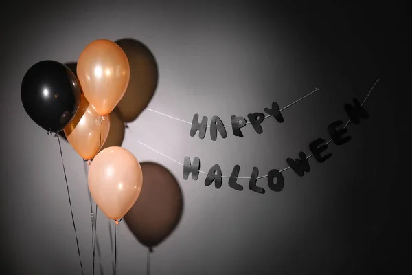 Ballonger Och Text Happy Halloween Hängande Grå Vägg Mörkrum — Stockfoto
