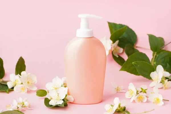 Bottiglia Prodotti Cosmetici Fiori Gelsomino Sfondo Rosa — Foto Stock