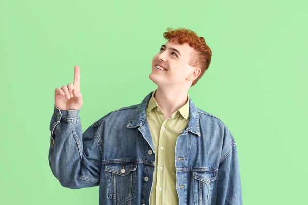 Young Redhead Man Pointing Something Green Background — Stock Photo, Image