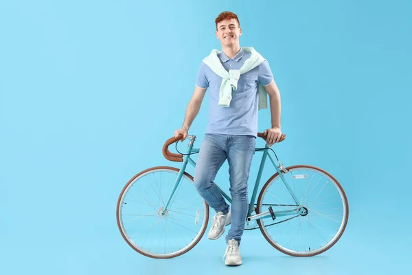 Joven Pelirrojo Con Bicicleta Sobre Fondo Azul — Foto de Stock