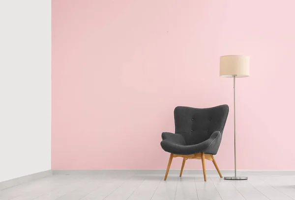 Γκρι Πολυθρόνα Και Πρότυπο Λαμπτήρα Κοντά Ροζ Τοίχο — Φωτογραφία Αρχείου