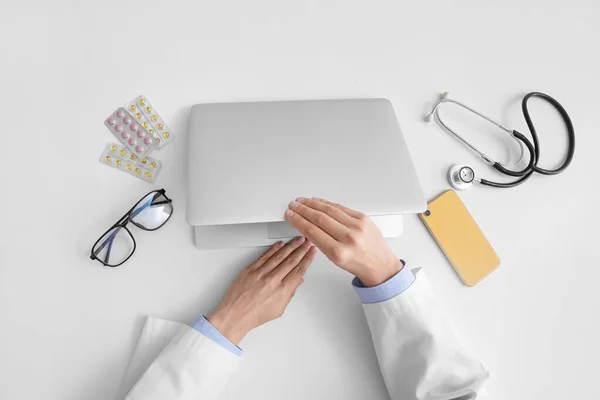 Lekarz Pracujący Laptopem Białym Stole — Zdjęcie stockowe