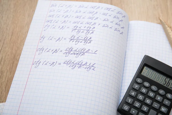 Открытые Копирайтеры Математическими Формулами Калькулятором Деревянном Столе Крупным Планом — стоковое фото