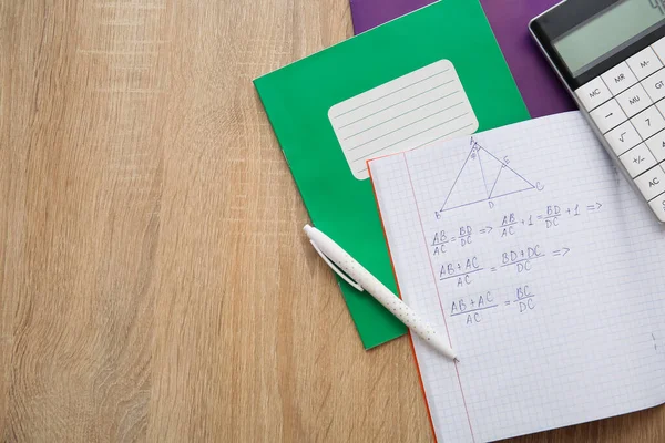 Открыть Ноутбук Формулами Калькулятором Ручкой Деревянном Столе — стоковое фото